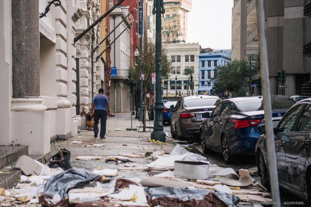 1630391763224324.jpg 一片狼藉的街道.jpg