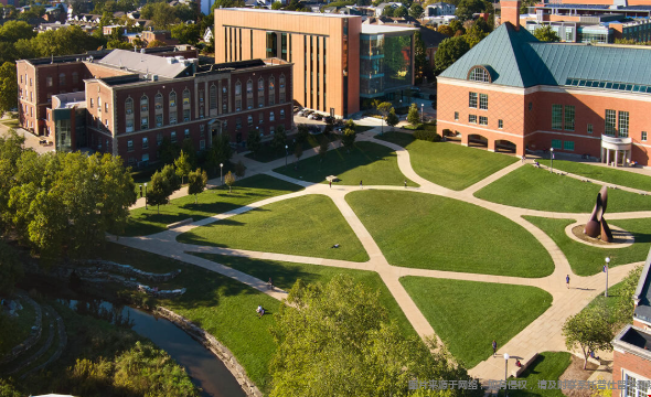 伊利诺伊大学香槟分校很偏僻吗